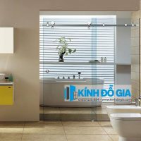 tai-sao-vach-kinh-phong-tam-lai-phai-su-dung-kinh-cuong-luc (1)